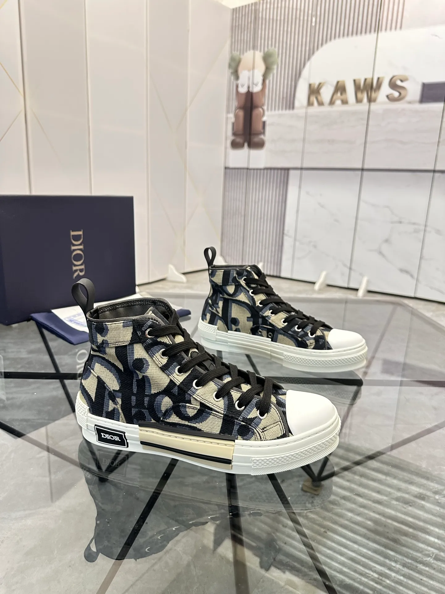 Selling men's shoes 💰: 💰P460¥ Product trademark: Dio* "Dior*" high-top casual shoes Regular size: 36-45 (can be customized to 46) Couple style B23 Product materials: Upper imported original fabric, breathable lining, original outsole. No.: 007